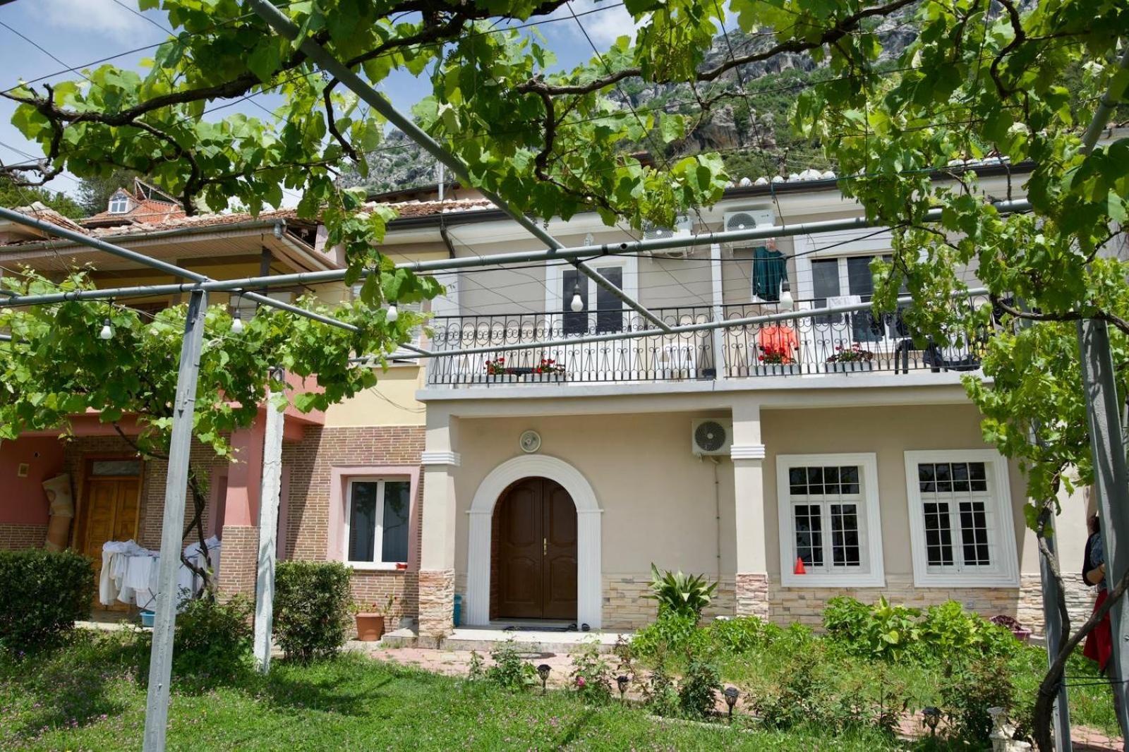 Garden Villa Guni Krujë エクステリア 写真